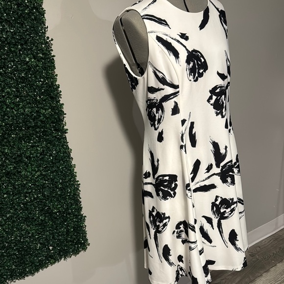 Elegant Black and White Floral Dress - Picture 3 of 5